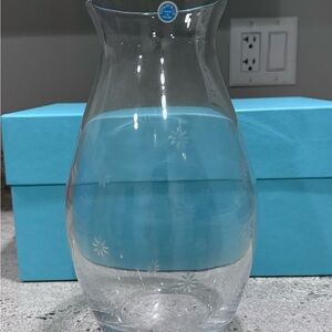 Brand new Tiffany daisy flower vase 9”1/2